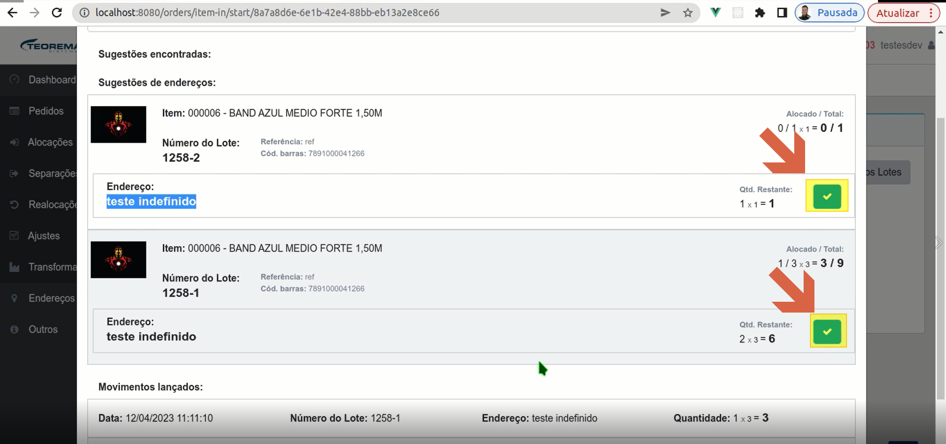 Sugestões de endereços dos lotes 1258-2 e 1258-1 com setas laranjas apontando os botões de confirmação à direita de cada lote, destacados em amarelo, e a seção Movimentos lançados visível na parte inferior