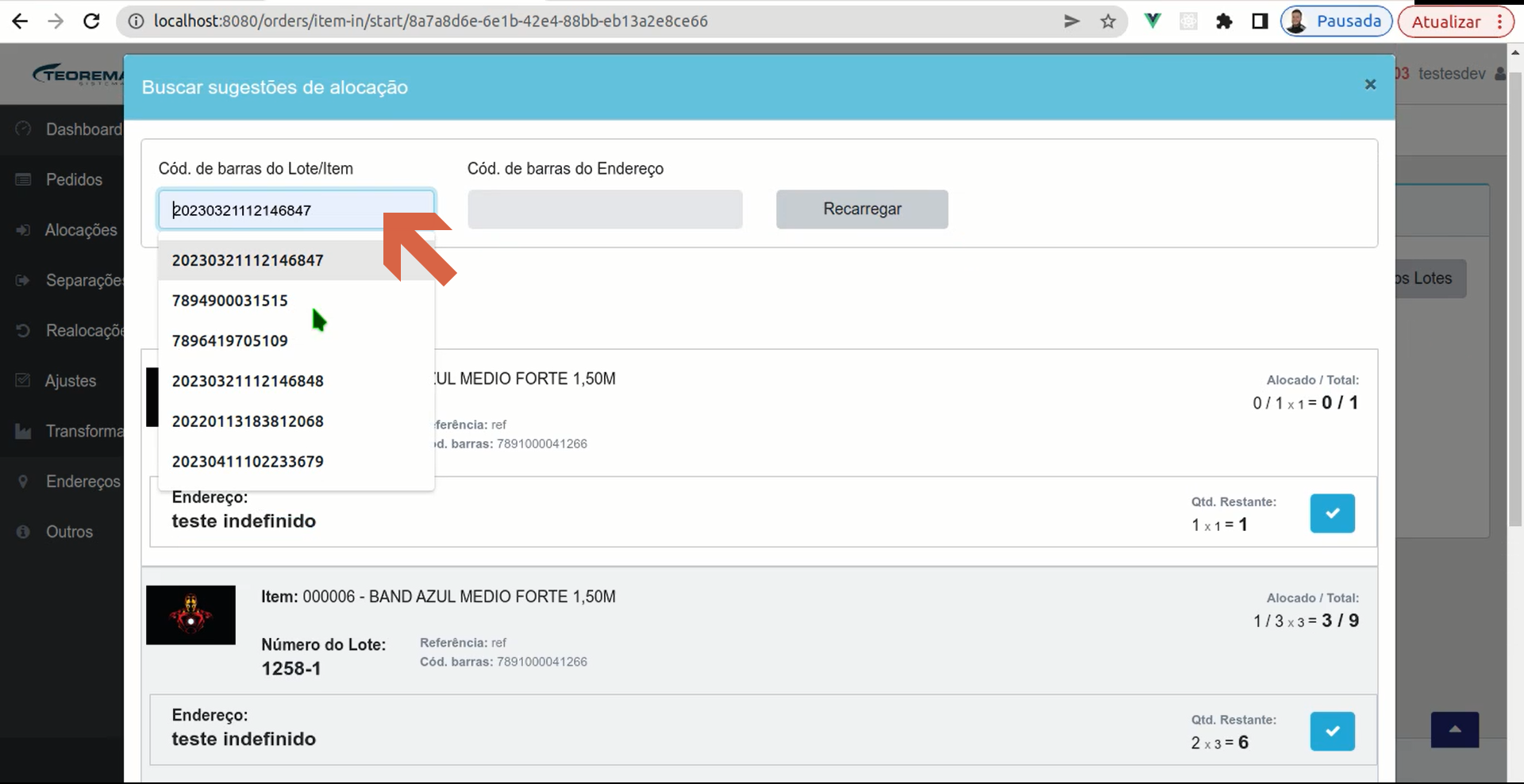 Campo Cód. de barras do Lote/Item preenchido, com seta laranja apontando a lista suspensa de códigos de barras disponíveis para seleção