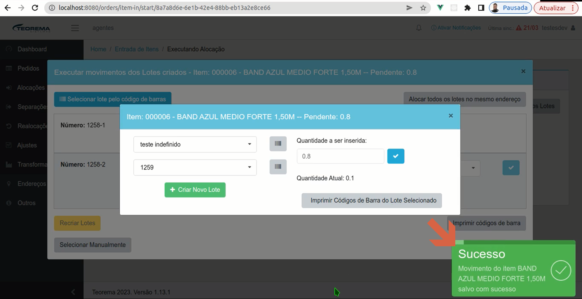 Janela do item com Quantidade Atual 0,1 e seta laranja apontando a notificação verde "Sucesso — Movimento do item BAND AZUL MEDIO FORTE 1,50M salvo com sucesso"