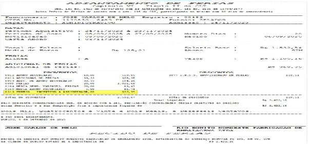 Documento impresso de Adiantamento de Férias com dados do colaborador, período aquisitivo, datas de gozo e retorno, tabela de proventos e descontos com linha destacada em amarelo referente ao prêmio de assiduidade, totais de vencimentos e descontos, e assinaturas