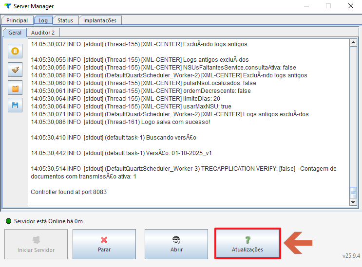 Server Manager, aba Log com botão Atualizações destacado por seta vermelha; log exibe mensagens XML-CENTER e status de versão