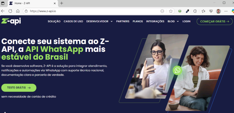 Site Z-API com slogan "Conecte seu sistema ao Z-API, a API WhatsApp mais estável do Brasil", botão "Teste Grátis" e menu com Solução, Casos de Uso, Desenvolvedor, Partners, Planos, Integrações, Blog, Login e Começar Grátis