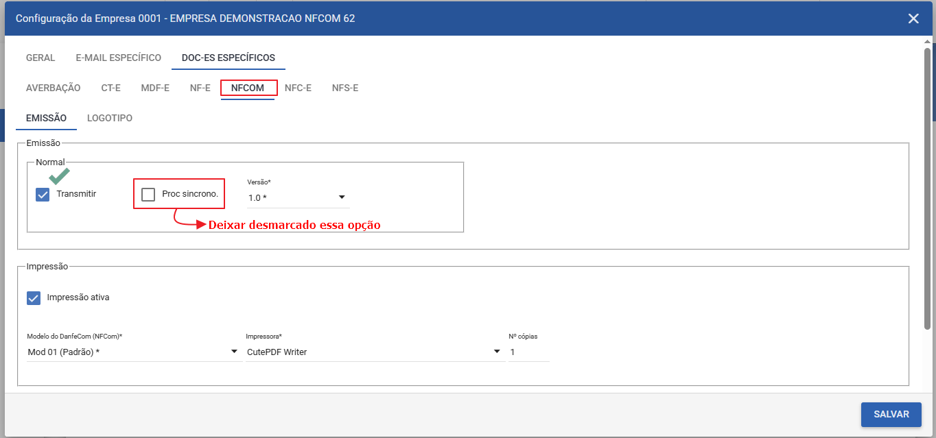 Janela "Configuração da Empresa 0001 - EMPRESA DEMONSTRACAO NFCOM 62" na aba "DOC-ES ESPECÍFICOS", sub-aba "NFCOM", seção "EMISSÃO"; seção "Normal" com checkbox "Transmitir" marcado, checkbox "Proc sincrono." desmarcado (com anotação "Deixar desmarcado essa opção") e campo "Versão*: 1.0"; seção "Impressão" com checkbox "Impressão ativa" marcado, campo "Modelo do DanfeCom (NFCom)*: Mod 01 (Padrão)", campo "Impressora*: CutePDF Writer" e "Nº cópias: 1"; botão "SALVAR"