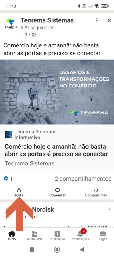 App do LinkedIn no celular exibindo publicação da Teorema Sistemas com imagem "Desafios e Transformações no Comércio", contadores de reações e botões Gostel, Comentar e Compartilhar; seta indicando o botão Gostel