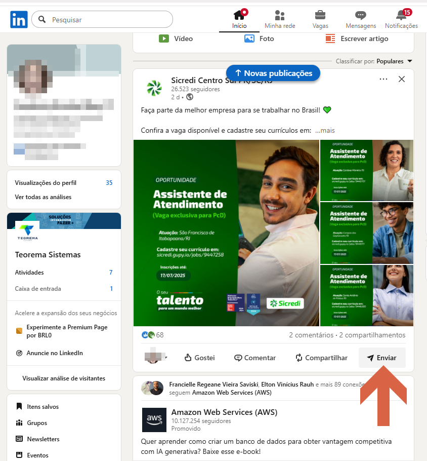 Feed do LinkedIn no computador com botão "Enviar" (ícone de avião de papel) destacado com seta abaixo de uma publicação