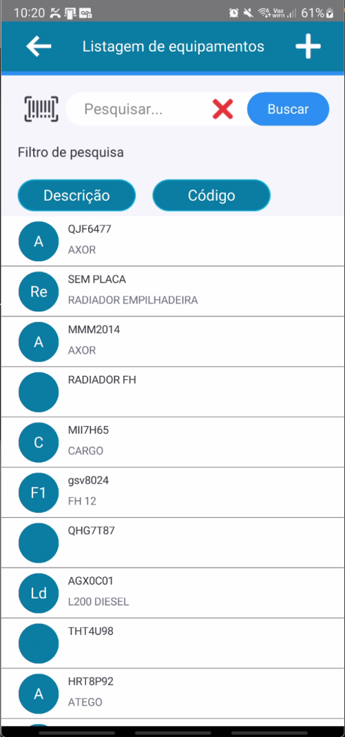 Tela "Listagem de equipamentos" com campo de pesquisa, ícone de scanner à esquerda, botão X para limpar e botão "Buscar"; filtros "Descrição" e "Código"; lista de equipamentos com códigos (ex.: QJF6477 / AXOR, SEM PLACA / RADIADOR EMPILHADEIRA, MMM2014 / AXOR, MII7H65 / CARGO, gsv8024 / FH 12, AGX0C01 / L200 DIESEL, HRT8P92 / ATEGO) e botão "+" no canto superior direito