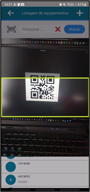 Tela "Listagem de equipamentos" com câmera ativa; QR Code centralizado dentro de enquadramento com borda amarela; lista parcial de equipamentos (THT4U98, HRT8P92 / ATEGO) visível abaixo da área de câmera