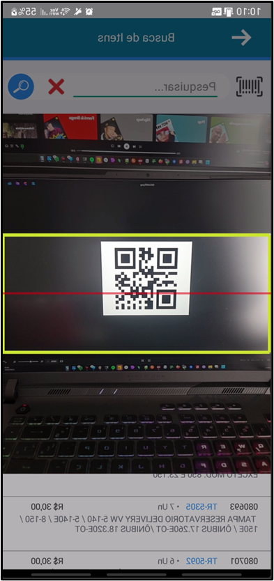Tela "Busca de Itens" com câmera ativa; QR Code centralizado dentro de enquadramento com borda amarela e linha vermelha horizontal para foco; itens parcialmente visíveis abaixo (080693 - TAMPA RESERVATORIO DELIVERY VW 5-140 / 5-140E / 8-150 / 150E - R$ 30,00; 080701 - Cód. desconhecido - R$ 30,00)