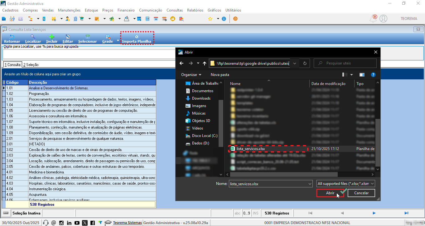 Tela do Gestão Administrativa com janela de seleção de arquivo do Windows aberta sobre a tela de Lista Serviços; indicando o caminho para importar planilha de códigos de serviço