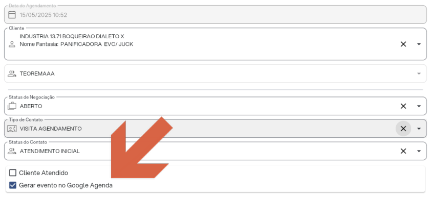 Formulário de contato do CRM com campos Data do Agendamento, Cliente, Status de Negociação, Tipo de Contato definido como "VISITA AGENDAMENTO", Status do Contato, checkbox "Cliente Atendido" desmarcado e checkbox "Gerar evento no Google Agenda" marcado; seta indicando o checkbox de geração de evento