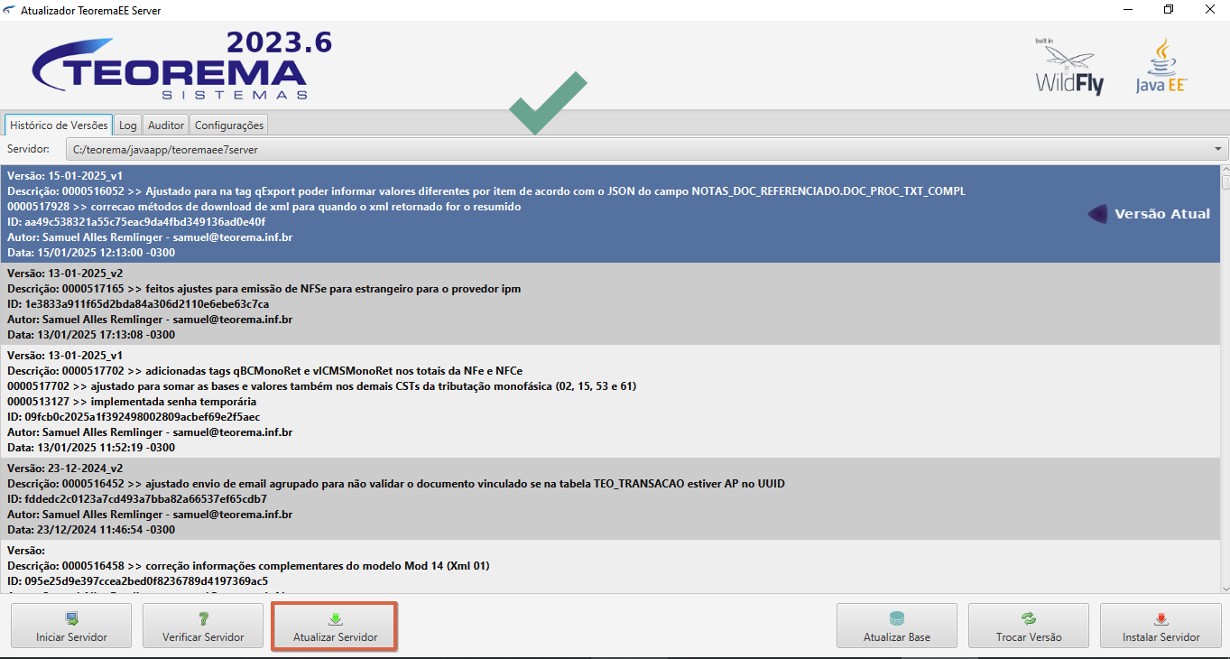 Atualizador TeoremaEE Server com a aba "Histórico de Versões" aberta, exibindo lista de versões com datas, descrições e IDs de commit; botão "Atualizar Servidor" destacado na barra inferior
