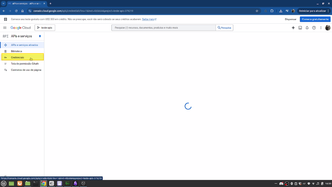 Tela de APIs e serviços do Google Cloud Console com menu lateral expandido; opção Credenciais destacada em amarelo