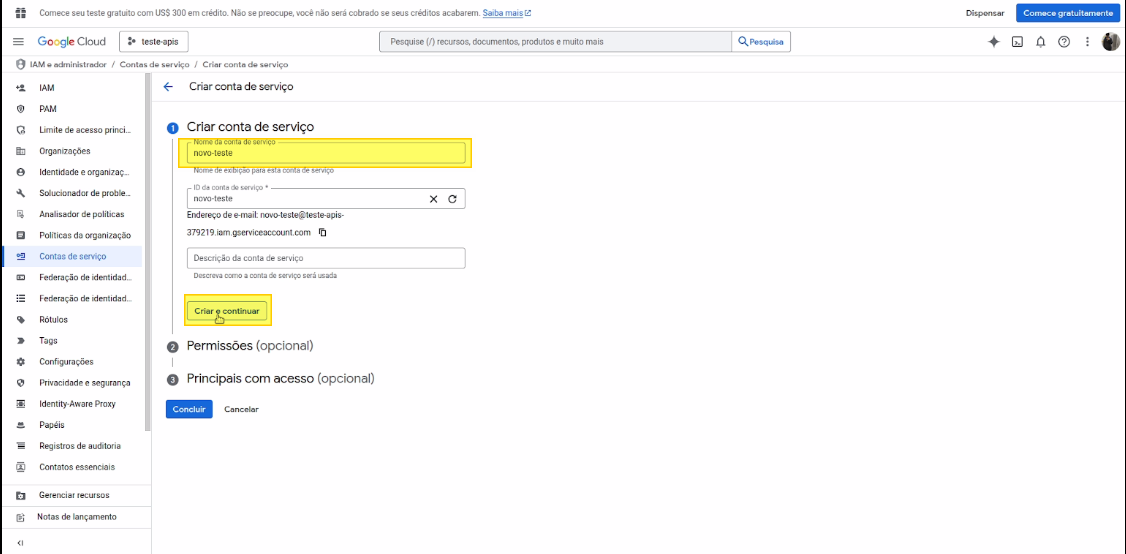 Formulário Criar conta de serviço com campo Nome da conta de serviço preenchido com "novo-teste" e botão Criar e continuar, ambos destacados em amarelo; campos ID e e-mail gerados automaticamente visíveis