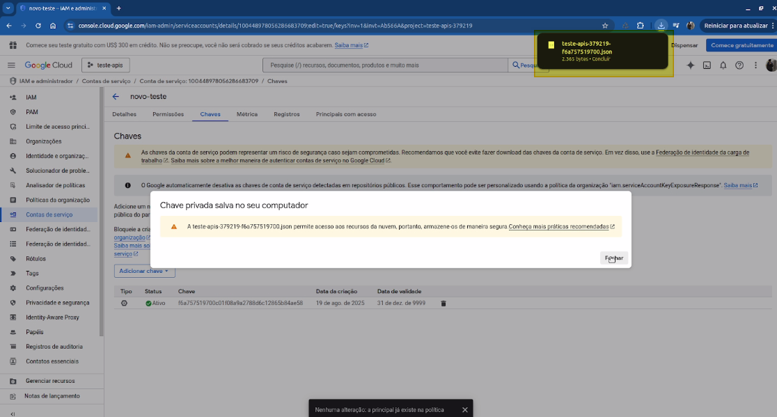Diálogo "Chave privada salva no seu computador" confirmando o download do arquivo JSON; tabela de chaves exibindo a chave criada com status Ativo