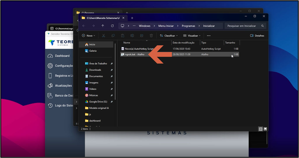 Explorador de arquivos mostrando a pasta de inicialização do Windows (C:\Users\Marcelo Schemmer\...\Windows\Menu Iniciar\Programas\Inicializar) com os itens "Novo(a) AutoHotkey Script" e "ngrok.bat - Atalho" listados; seta vermelha aponta para o atalho ngrok.bat