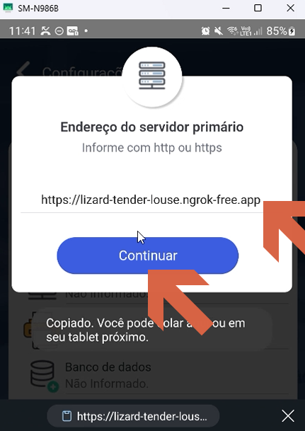 Diálogo "Endereço do servidor primário" no aplicativo Teorema O.P. em dispositivo móvel exibindo o campo preenchido com "https://lizard-tender-louse.ngrok-free.app" e botão "Continuar"; seta vermelha aponta para o campo preenchido e outra seta para o botão "Continuar"; na parte inferior, notificação "Copiado. Você pode colar aqui ou em seu tablet próximo."