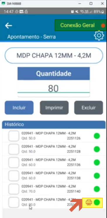Tela de Apontamento - Serra com produto MDP CHAPA 12MM - 4,2M, campo Quantidade preenchido com 80, campo "Conexão Geral" exibindo ponto vermelho no topo, Histórico com seis registros; o último (código 2251142, Qtd. 60.0) exibe bolinha verde e ícone de impressora amarela, indicando sincronização OK mas falha na impressão