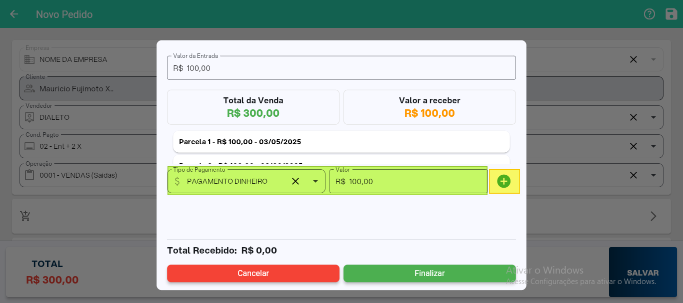Modal de recebimento com campo "Tipo de Pagamento" preenchido como "PAGAMENTO DINHEIRO" e campo "Valor" com R$ 100,00, ambos destacados; "Parcela 1 - R$ 100,00 - 03/05/2025" listada; "Total Recebido: R$ 0,00"; botões Cancelar e Finalizar