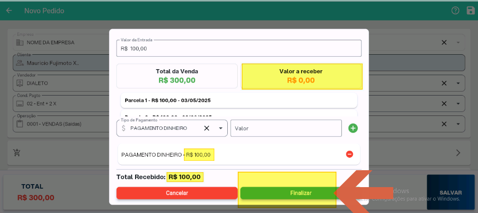 Modal de recebimento com "Valor a receber: R$ 0,00" destacado em amarelo, linha "PAGAMENTO DINHEIRO - R$ 100,00" registrada, "Total Recebido: R$ 100,00" destacado; botão Finalizar habilitado em verde com seta indicativa; botão Cancelar em vermelho