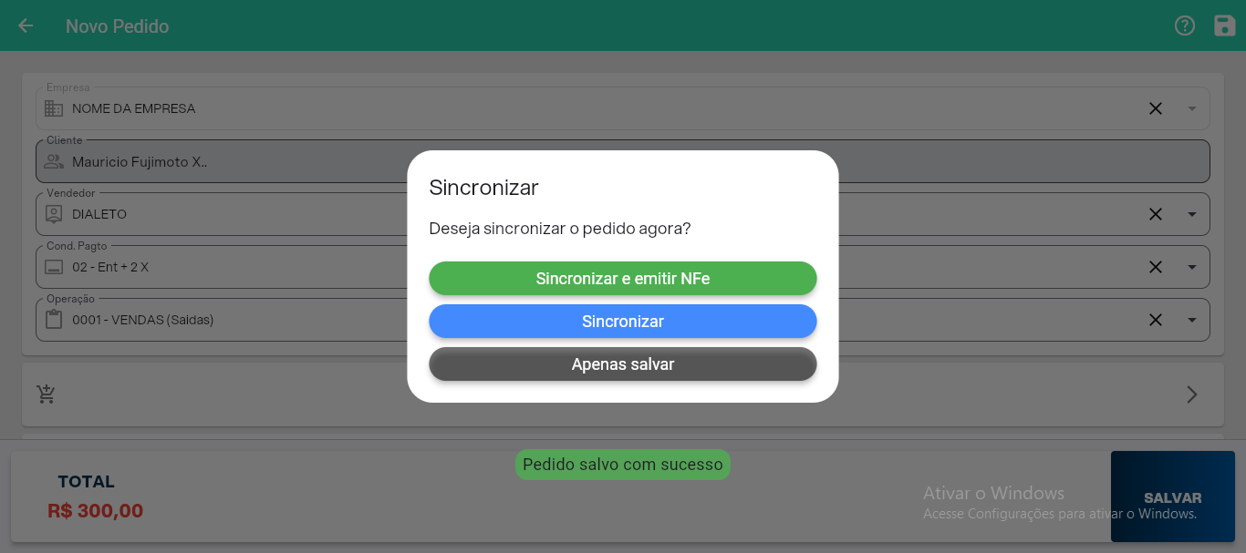 Diálogo "Sincronizar" sobre a tela "Novo Pedido" com a mensagem "Deseja sincronizar o pedido agora?" e três botões: "Sincronizar e emitir NFe" (verde), "Sincronizar" (azul) e "Apenas salvar" (cinza); notificação "Pedido salvo com sucesso" ao pé da tela