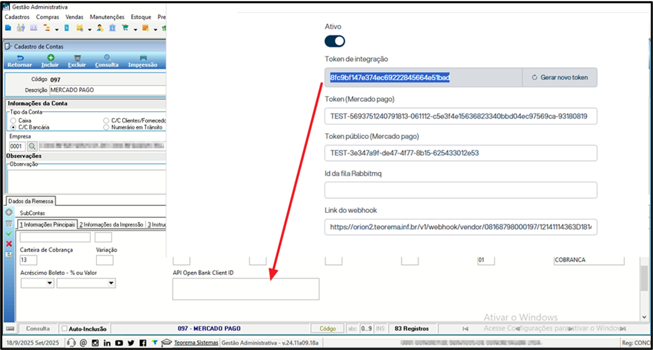 Gestão Administrativa > Cadastro de Contas com painel "Mercado Pago" sobreposto exibindo campos Ativo (toggle habilitado), Token de integração, Token (Mercado pago), Token público (Mercado pago), Id da fila RabbitMQ, Link do webhook. Seta vermelha indicando o campo "API Open Bank Client ID" vazio na tela principal