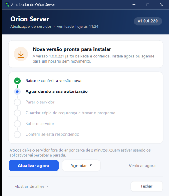Janela do Atualizador do Orion Server com a situação Nova versão pronta para instalar: a versão 1.0.0.221 foi baixada e conferida; a etapa Baixar e conferir a versão nova está concluída e a etapa Aguardando a sua autorização está em andamento; botões Atualizar agora, Agendar e Verificar agora.