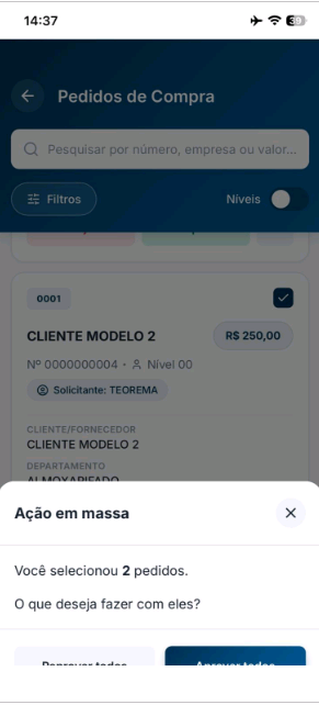 Tela "Pedidos de Compra" com modal "Ação em massa" sobreposto. Listagem mostra pedido 0001 "CLIENTE MODELO 2" — Nº 0000000004 — Nível 00 — R$ 250,00 — Solicitante: TEOREMA — Cliente/Fornecedor: CLIENTE MODELO 2 — Departamento: ALMOXARIFADO (parcial). Modal exibe: "Você selecionou 2 pedidos. O que deseja fazer com eles?" e botões "Reprovar todos" e "Aprovar todos"