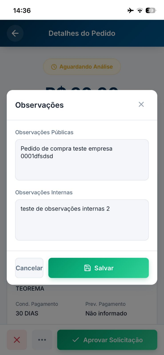 Tela Detalhes do Pedido com modal "Observações" aberto, exibindo dois campos: "Observações Públicas" e "Observações Internas", com botões Cancelar e Salvar. Status "Aguardando Análise" visível ao fundo, Cond. Pagamento 30 DIAS, Prev. Pagamento Não informado e botão Aprovar Solicitação na barra inferior