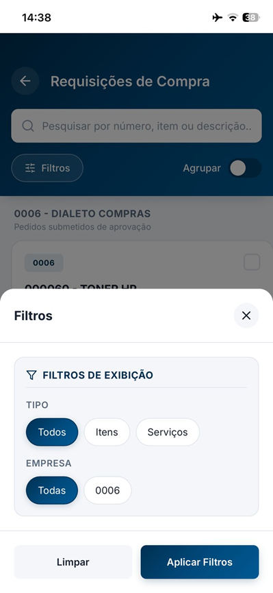 Tela Requisições de Compra no aplicativo com painel Filtros aberto. Seção Filtros de Exibição: Tipo (Todos/Itens/Serviços), Empresa (Todas/0006). Listagem ao fundo: empresa 0006 – DIALETO COMPRAS, "Pedidos submetidos de aprovação", item parcialmente visível "000060 – TONER HP". Botões Limpar e Aplicar Filtros