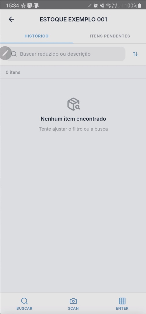 Tela de Histórico do inventário "ESTOQUE EXEMPLO 001" com abas "HISTÓRICO" e "ITENS PENDENTES", campo de busca "Buscar reduzido ou descrição" e item registrado com reduzido 117970, localização "Não Informado", descrição "ADAPTIC CURATIVO 7,6X7,6 MALHA NÃO ADERENTE 3M UNIDADE", quantidade 5 com ícone amarelo de sincronização pendente; rodapé com botões BUSCAR, SCAN e ENTER