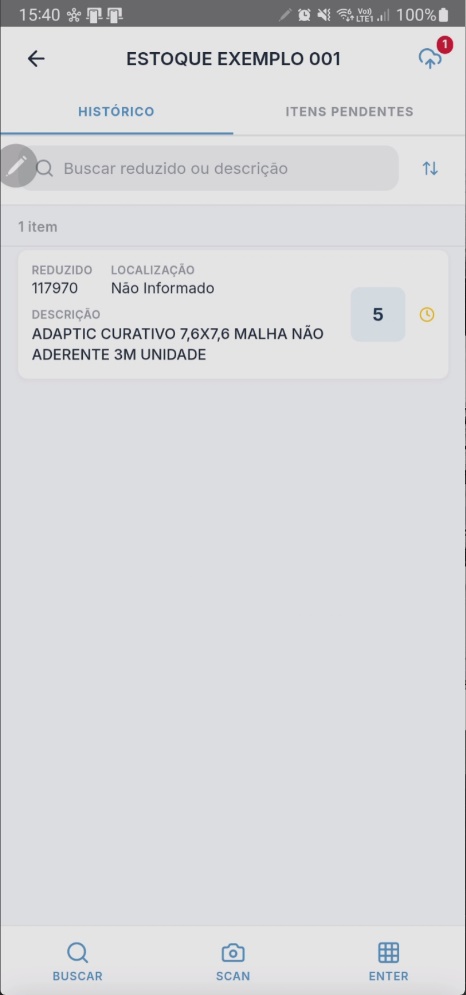 Aba Histórico do inventário "ESTOQUE EXEMPLO 001" com item código 117970, localização "Não Informado", descrição "ADAPTIC CURATIVO 7,6X7,6 MALHA NÃO ADERENTE 3M UNIDADE", quantidade 5 e ícone amarelo indicando sincronização pendente; ícone de nuvem com contador no canto superior direito