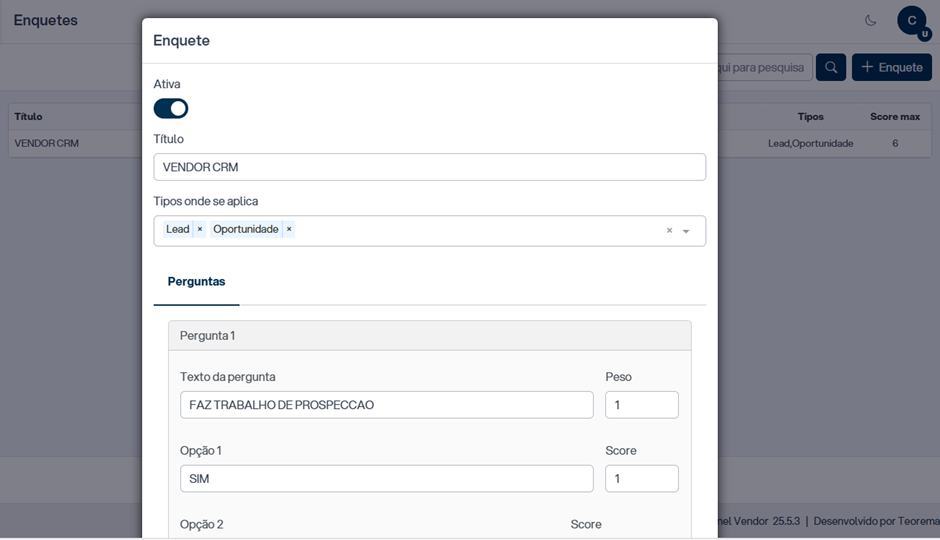 Tela Enquetes com modal Enquete aberto exibindo toggle Ativa (ativado), campo Título (VENDOR CRM), campo Tipos onde se aplica (Lead, Oportunidade), aba Perguntas com Pergunta 1 "FAZ TRABALHO DE PROSPECCAO" (Peso: 1) e Opção 1 "SIM" (Score: 1)