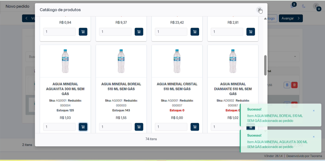 Modal "Catálogo de produtos" exibindo 4 produtos de água mineral (AGUA MINERAL AGUAVITA 300 ML SEM GÁS, AGUA MINERAL BOREAL 510 ML SEM GÁS, AGUA MINERAL CRISTAL 510 ML SEM GÁS e AGUA MINERAL DIAMANTE 510 ML SEM GÁS) com preços, SKUs, estoques e botões de adição ao carrinho; notificações de sucesso "Item AGUA MINERAL BOREAL 510 ML SEM GÁS adicionado ao pedido" e "Item AGUA MINERAL AGUAVITA 300 ML SEM GÁS adicionado ao pedido"
